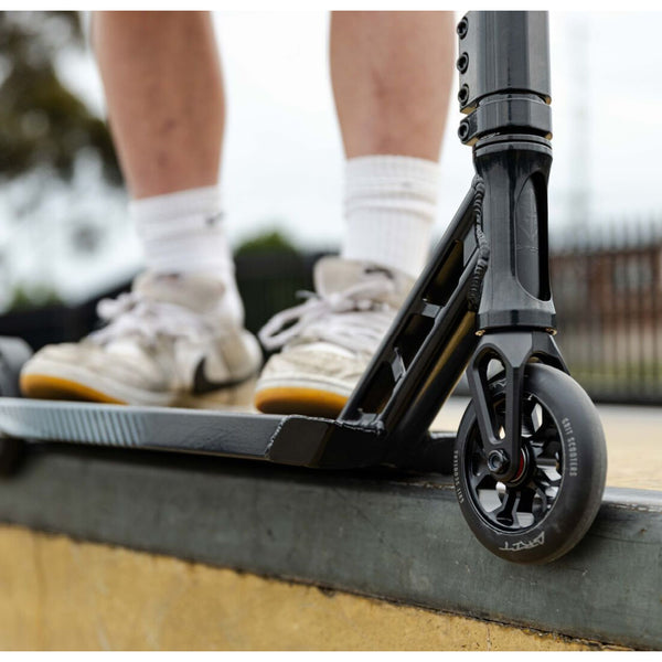 Grit-6ER-Pro-Scooter-Lifestyle-View