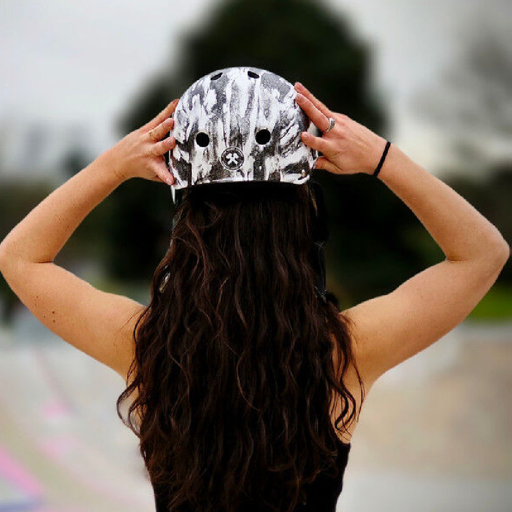 S-One-Lifer-Helmet-Black_White-Glitter_Bomba-Hache-In-Use
